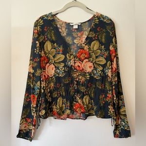 👻 3/$28 SALE 👻 H&M V-Neck Floral Top Size 12